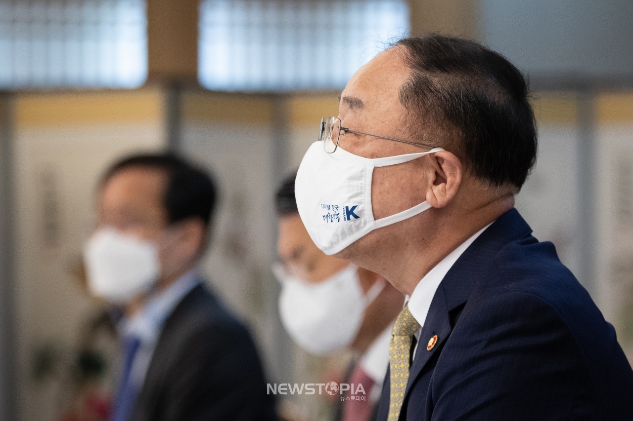 홍남기 경제부총리 겸 기획재정부 장관이 12일 오전 서울 종로구 정부서울청사 국무위원식당에서 열린 제16차 부동산시장 점검 관계장관회의에 참석해 발언하고 있다. ⓒ뉴시스