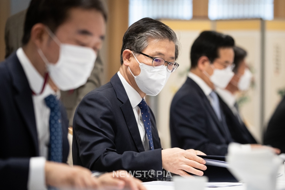 변창흠 국토교통부 장관이 12일 오전 서울 종로구 정부서울청사 국무위원식당에서 열린 제16차 부동산시장 점검 관계장관회의에 참석해 홍남기 부총리의 발언을 경청하고 있다.