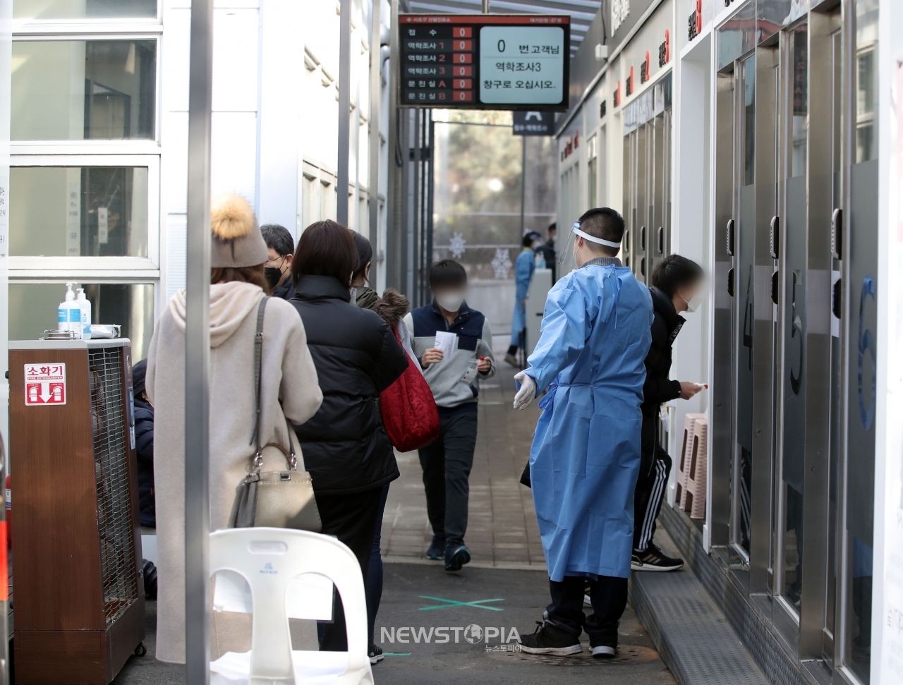 신종 코로나바이러스(코로나19) 감염증 신규 확진자 수가 398명으로 집계된 5일 오전 서울 서초구 보건소에 마련된 선별진료소에서 시민들이 검사를 받기위해 대기하고 있다. ⓒ뉴시스