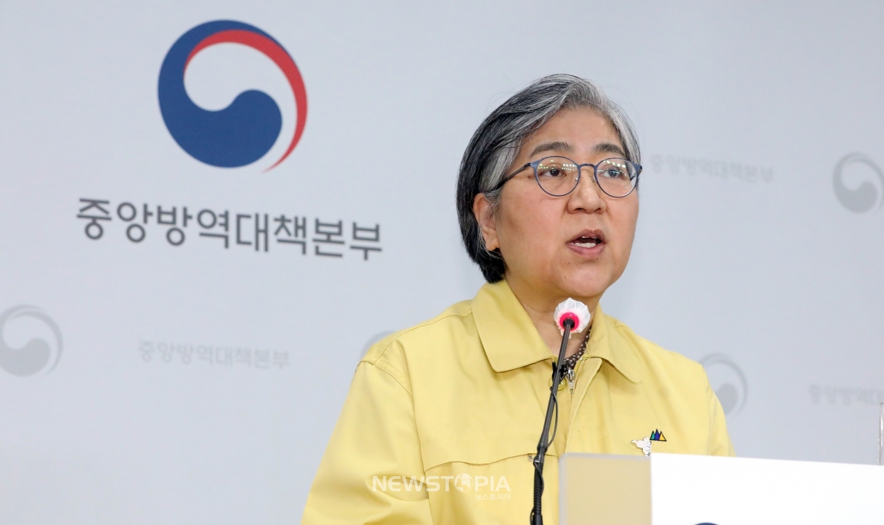 정은경 중앙방역대책본부장(질병관리청장)이 3일 오후 충북 청주 질병관리청에서 신종 코로나바이러스 감염증(코로나19) 예방접종 이상반응 신고사례와 조사 경과를 발표하고 있다.ⓒ뉴시스