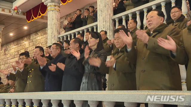 김여정 당중앙위원회 부부장이 지난 14일 평양 김일성광장에서 열린 조선노동당 제8차 대회 기념 열병식에서 박수를 치고 있다. (사진=조선중앙TV 캡쳐)