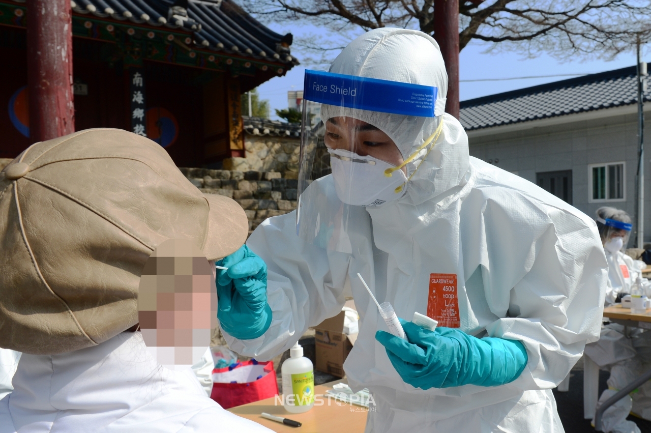 주말인 14일 오전 경남 남해군보건소 의료진인 남해읍 향교 앞 광장에 차려진 선별진료소에서 주민들을 대상으로 코로나19 검체 채취를 하고 있다. 이날 남해군은 지난 12일과 13일 코로나19 확진자가 집중적으로 발생한 A마을 주민(검사희망자)들을 대상으로 선제검사를 실시했다. ⓒ뉴시스