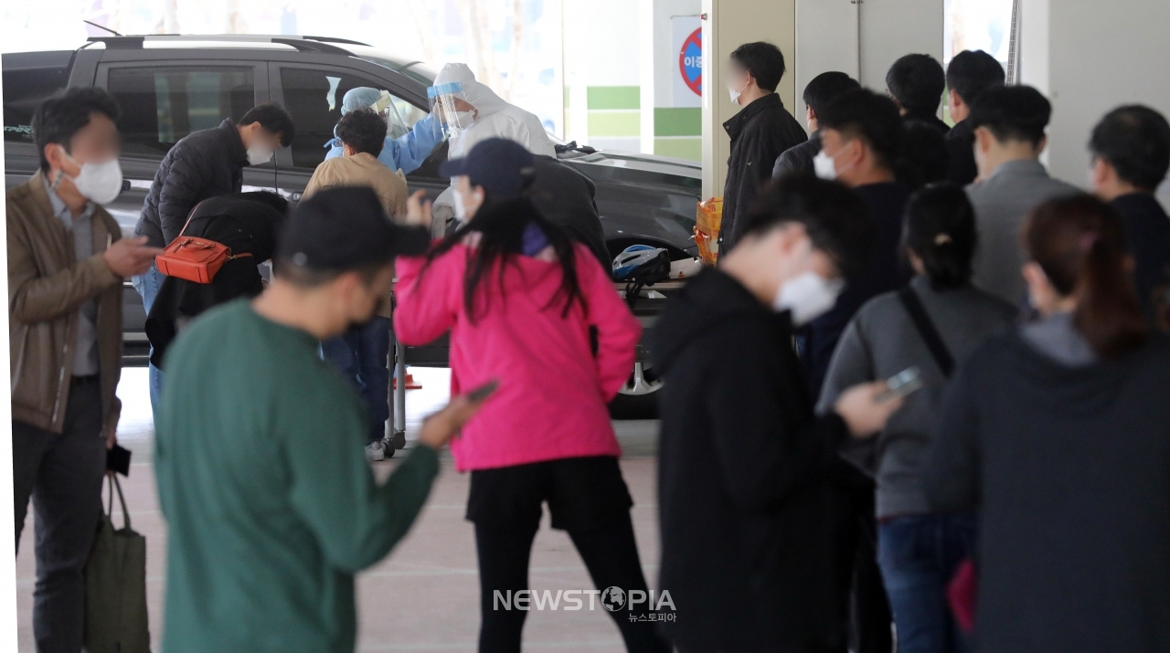 세종시 초등학교와 고등학교에서 코로나19 확진자가 집단으로 발생하며 방역에 비상이 걸린 31일 시민들이 검사를 받기 위해 선별진료소에 길게 줄지어 차례를 기다리고 있다.ⓒ뉴시스