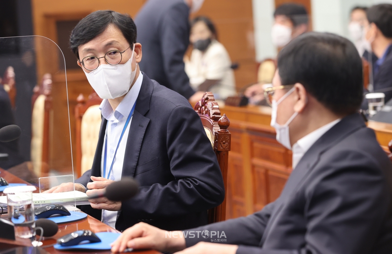 이호승 정책실장이 30일 오전 청와대 여민관에서 열린 제14회 국무회의에 참석해 유영민 대통령 비서실장과 대화하고 있다. ⓒ뉴시스