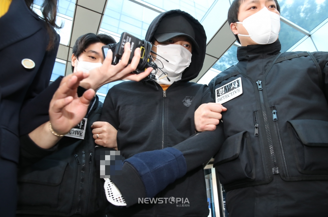 노원 세모녀 살인사건 피의자 A씨가 4일 오후 서울 도봉구 서울북부지방법원에서 구속 전 피의자 심문(영장실질심사)를 마친 뒤 호송차량으로 향하고 있다. 목과 왼손에는 보호대를 착용했다. ⓒ뉴시스