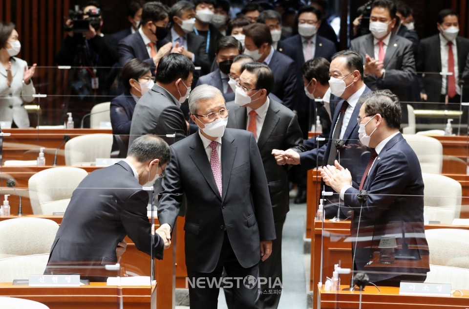 김종인 국민의힘 비상대책위원장과 주호영 원내대표 등이 8일 오전 서울 여의도 국회에서 열린 의원총회에 박수를 받으며 입장하고 있다.