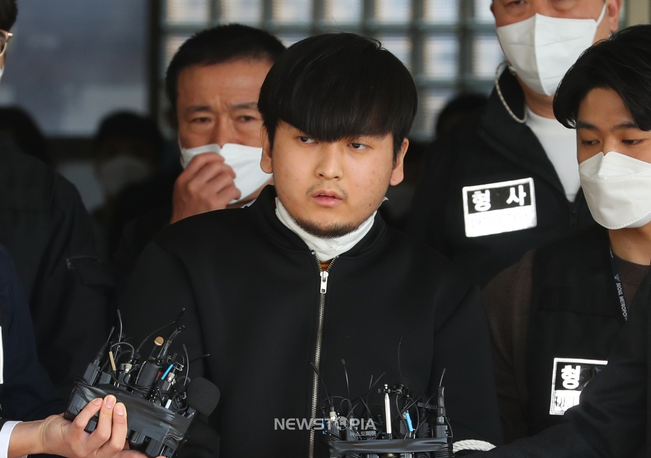 노원 세모녀 살인사건 피의자 김태현이 9일 오전 서울 도봉구 도봉경찰서에서 검찰 송치 전 취재진의 질문에 답하고 있다. ⓒ뉴시스