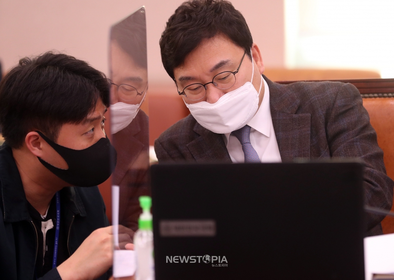 이상직 무소속 의원이 11일 오전 서울 여의도 국회에서 열린 문화체육관광위원회 전체회의에서 직원과 대화하고 있다.ⓒ뉴시스