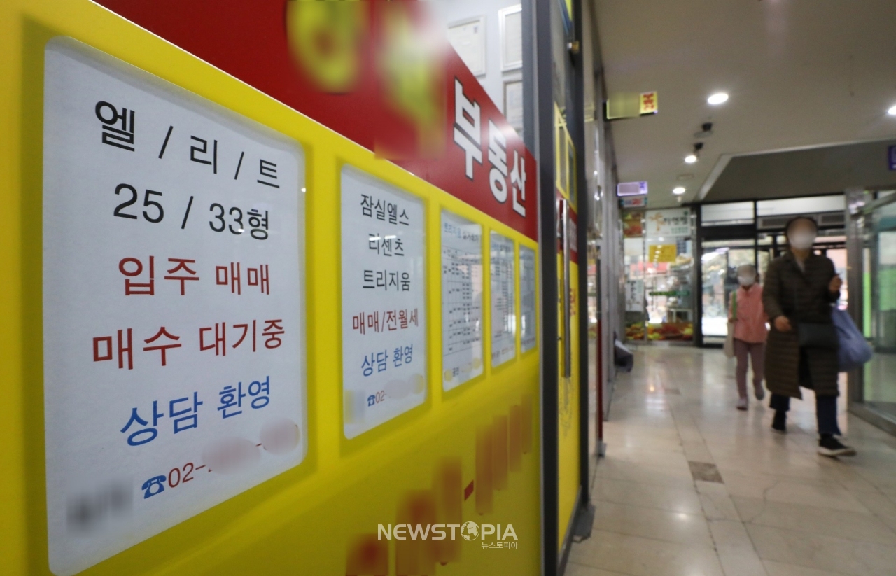서울 송파구의 한 상가 부동산 밀집 지역에 매매 및 전월세를 알리는 정보 안내가 붙어 있다.ⓒ뉴시스