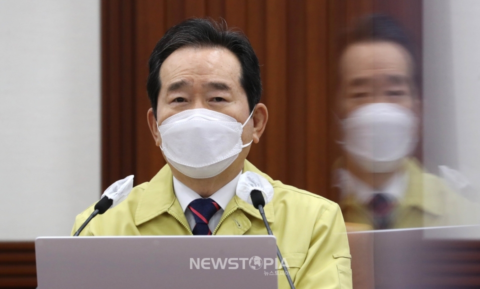 정세균 국무총리가 16일 오전 서울 종로구 정부서울청사에서 열린 코로나19 대응 중앙재난안전대책본부(중대본) 회의에 참석해 발언하고 있다. ⓒ뉴시스