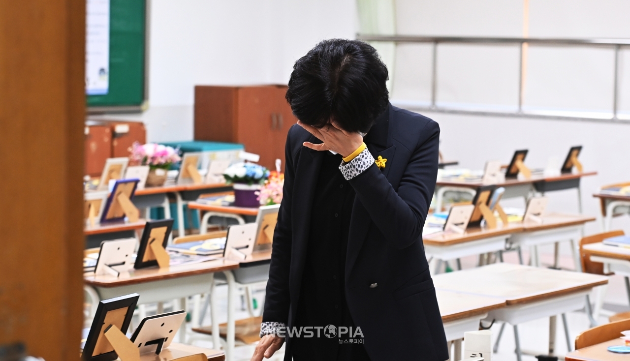 세월호 참사 7주기를 하루 앞둔 15일 오전 경기도 안산시 단원구 4.16민주시민교육원 단원고 4.16기억교실에서 한 유가족이 눈물을 흘리고 있다.ⓒ뉴시스