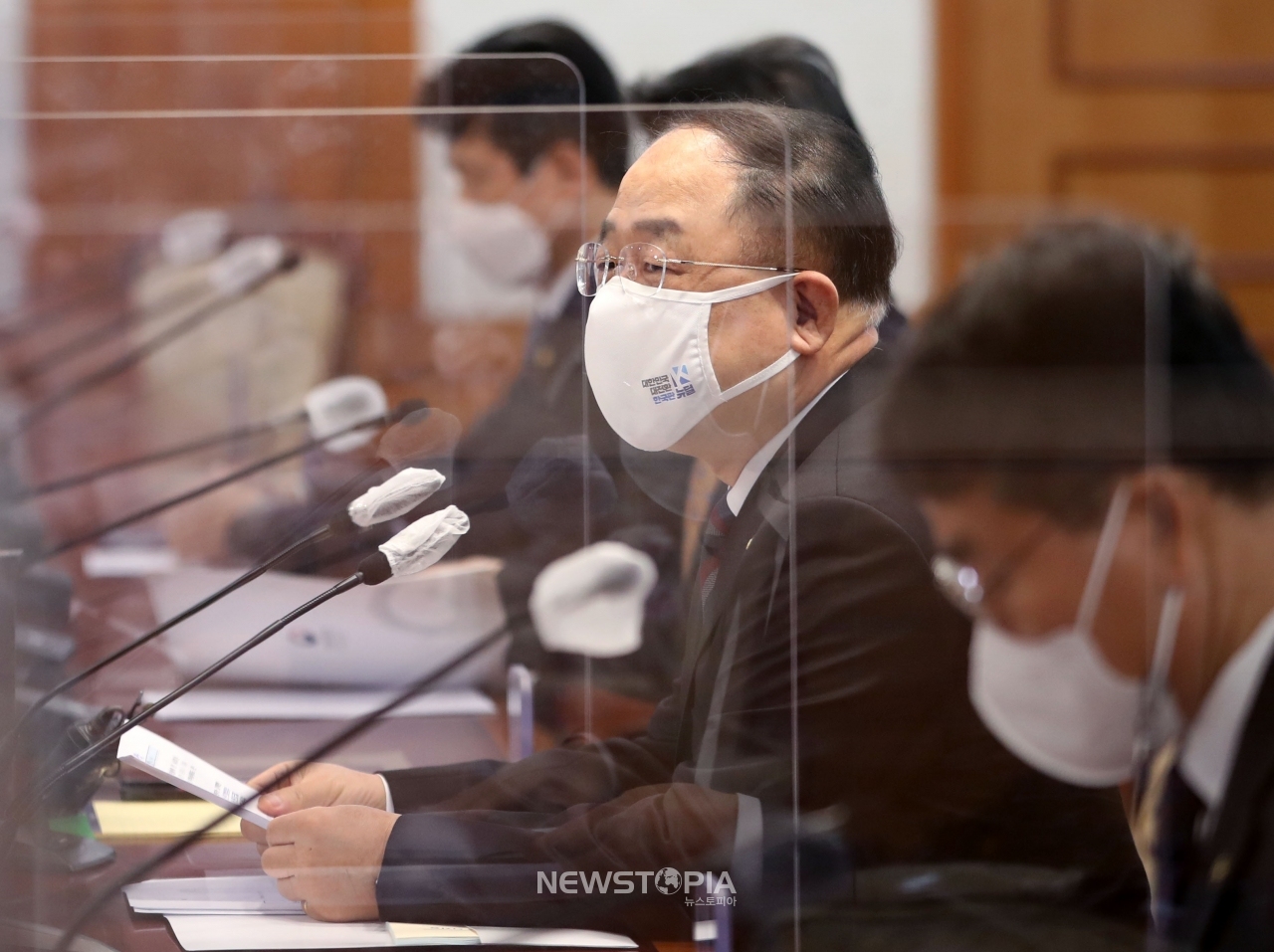 홍남기 국무총리 직무대행이 19일 오전 서울 종로구 정부서울청사에서 열린 부동산 투기의혹 수사협력 관련회의에서 발언을 하고 있다. ⓒ뉴시스