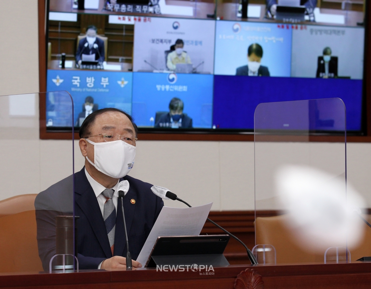 홍남기 국무총리 직무대행이 23일 오전 서울 종로구 정부서울청사에서 열린 백신·치료제 상황점검회의에 참석해 발언하고 있다ⓒ뉴시스