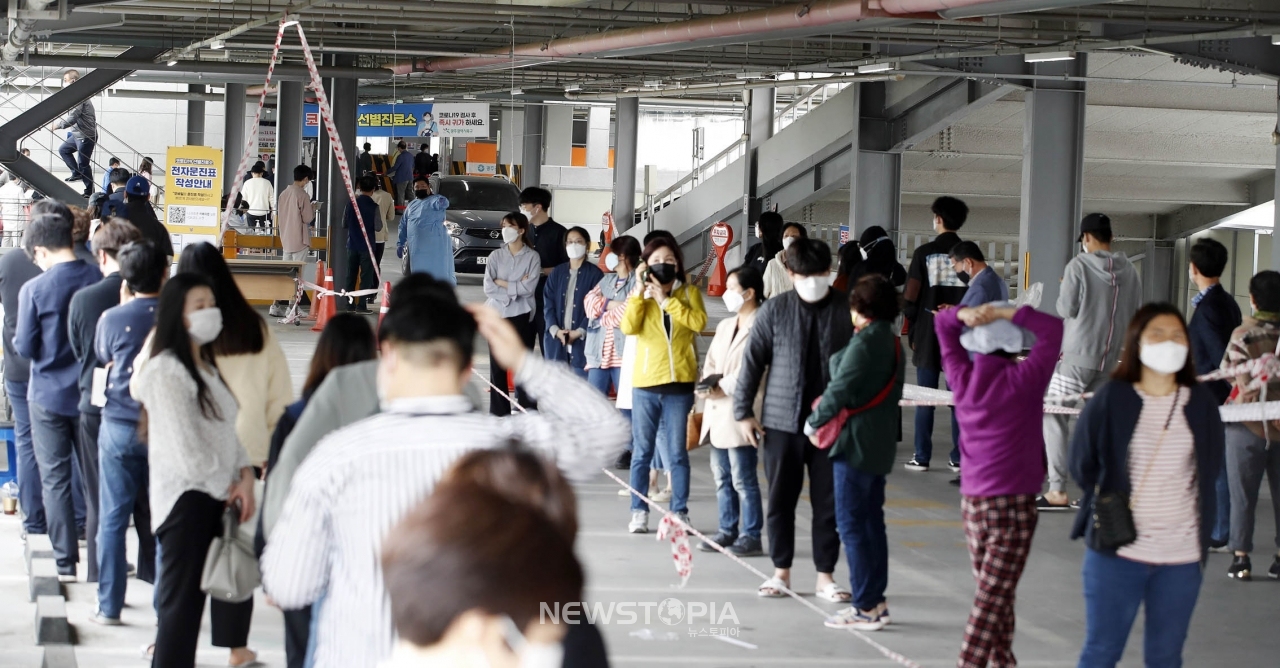 광주 지역 코로나19 감염 확산세가 거센 22일 광주 북구 용봉동 선별진료소에 코로나19 검사 희망 주민들의 발길이 잇따르고 있다. (사진=광주 북구 제공)