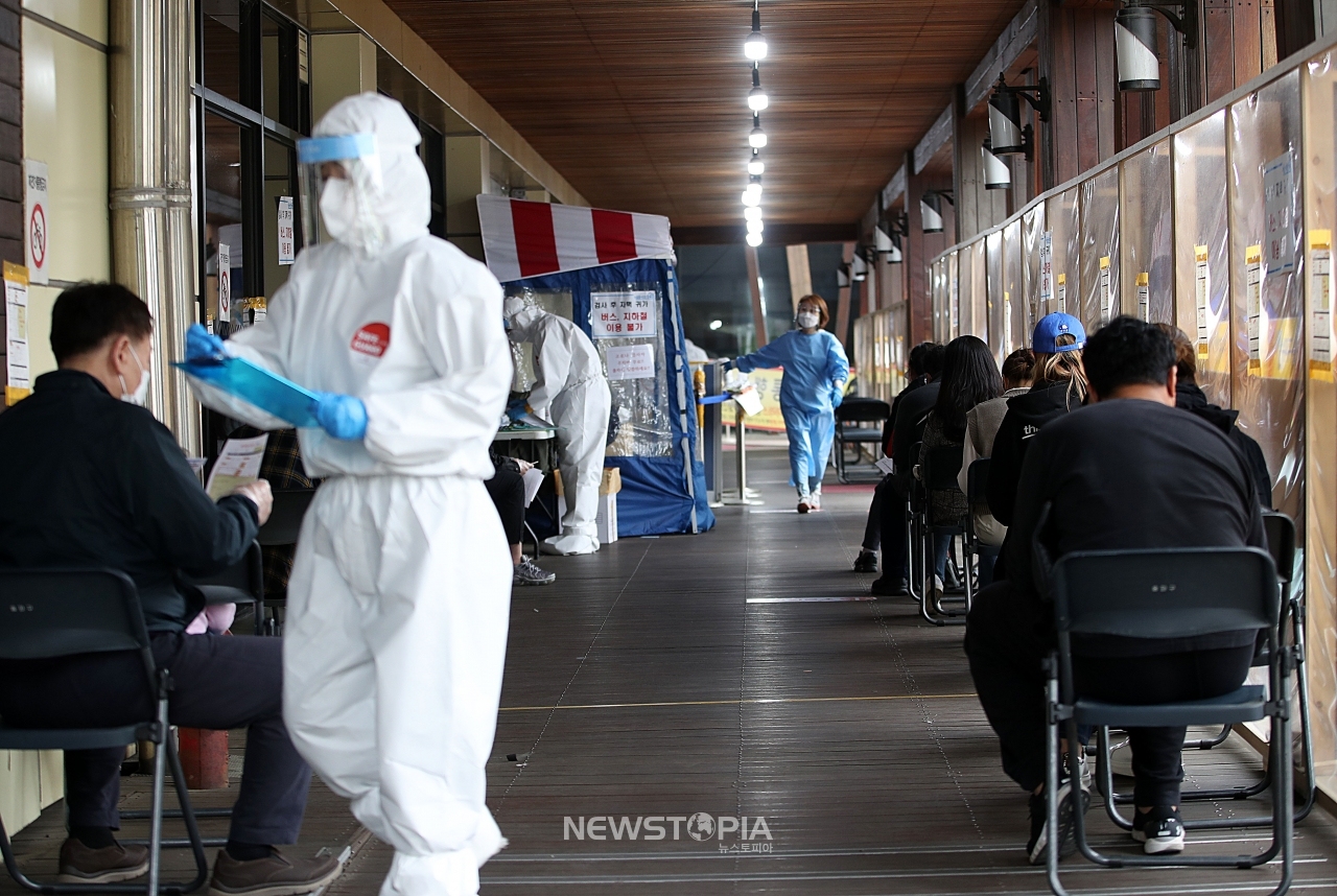 코로나19 국내 확진자 수가 전날 대비 797명 늘어난 23일 오후 서울 송파구보건소 선별진료소에서 시민들이 검사를 받기 위해 기다리고 있다.ⓒ뉴시스