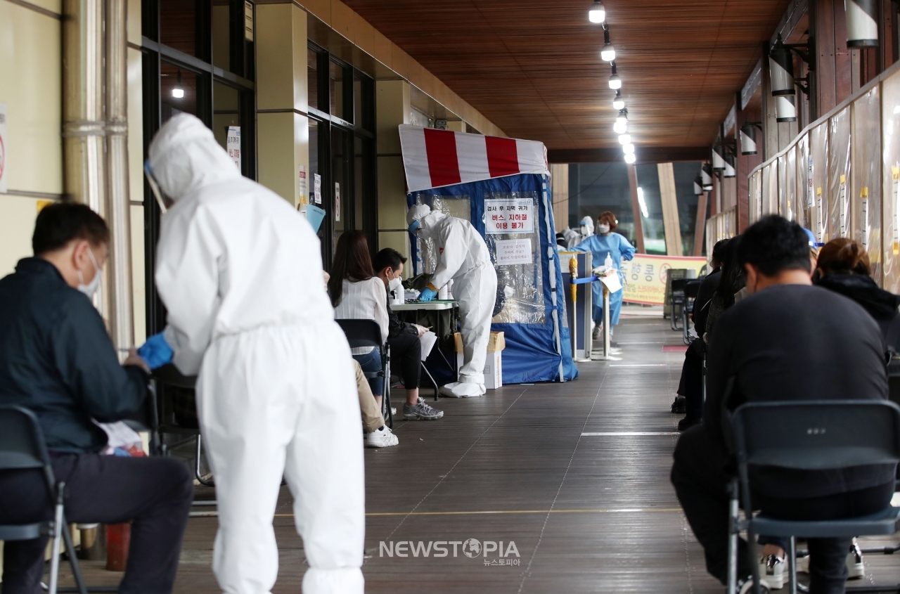 23일 오후 서울 송파구보건소 선별진료소에서 시민들이 검사를 받기 위해 기다리고 있다.ⓒ뉴시스