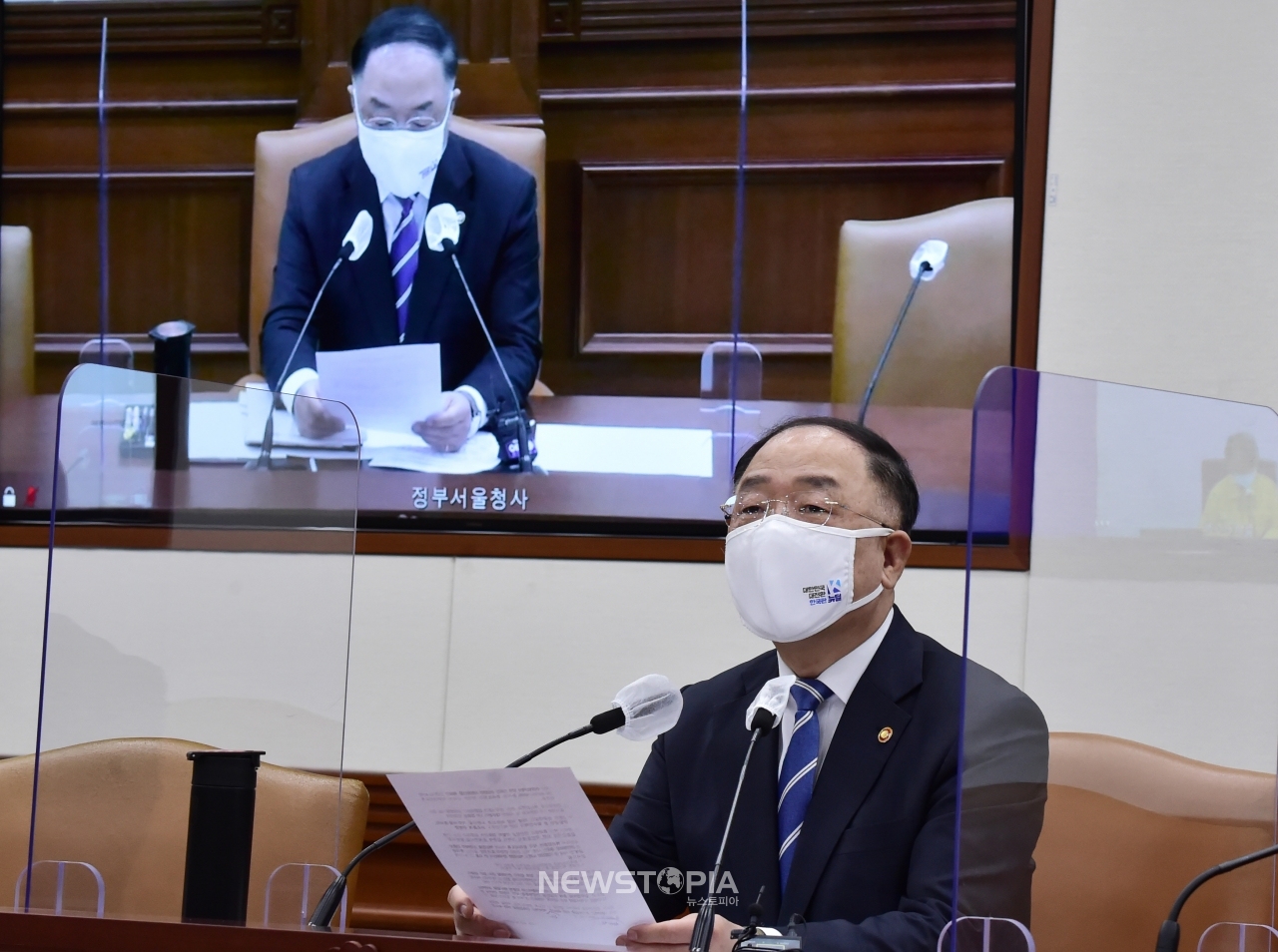 홍남기 국무총리 직무대행이 30일 오전 서울 종로구 정부서울청사에서 코로나19 백신·치료제 상황점검회의에 참석해 발언하고 있다.ⓒ뉴시스