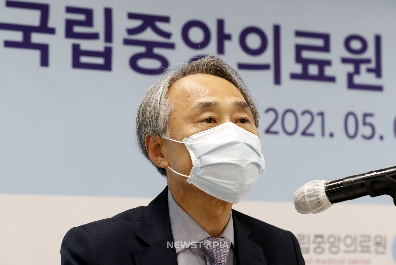 오명돈 신종감염병 중앙임상위원장이 3일 서울 중구 국립중앙의료원 중앙예방접종센터 G동에서 열린 국립중앙의료원 기자간담회에서 발언하고 있다.ⓒ뉴시스