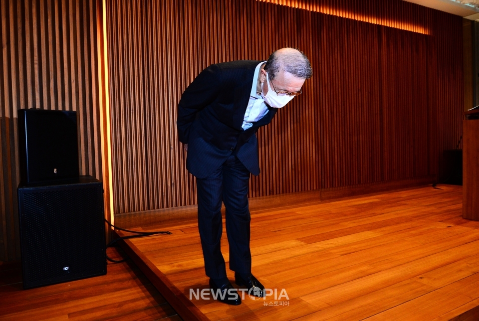 고개 숙여 사과하는 남양유업 회장