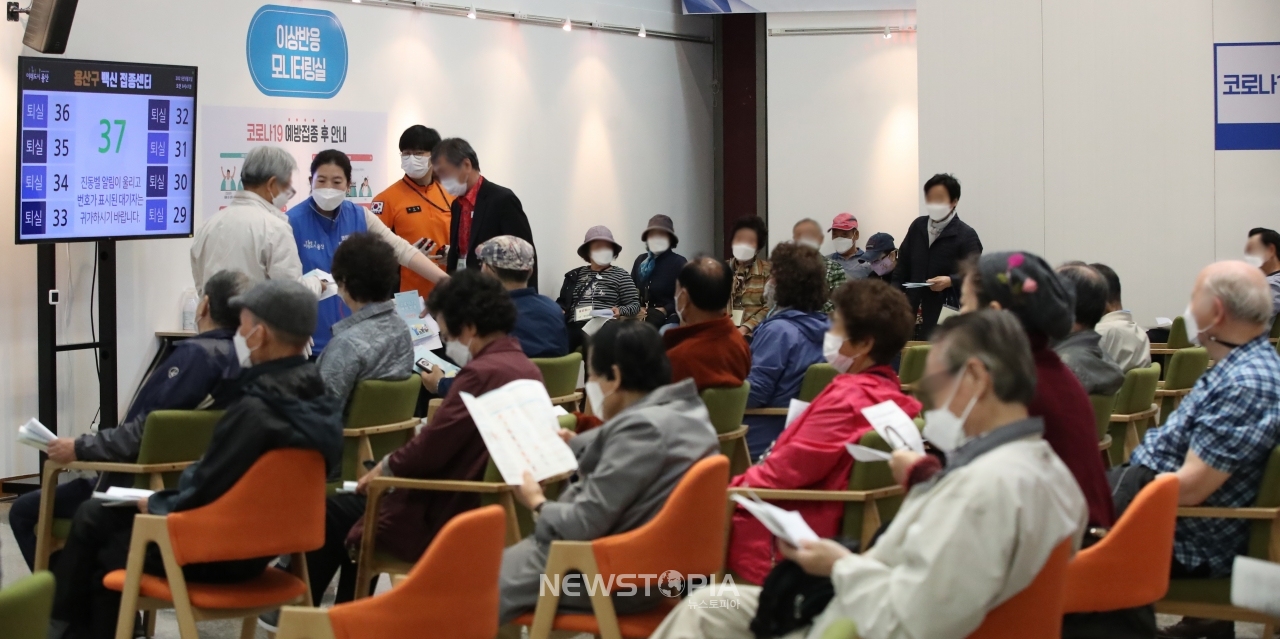 코로나19 백신 수급 불균형이 발생하고 있는 3일 오전 서울 용산구 코로나19 예방접종센터에서 시민들이 접종 대기하고 있다. ⓒ뉴시스