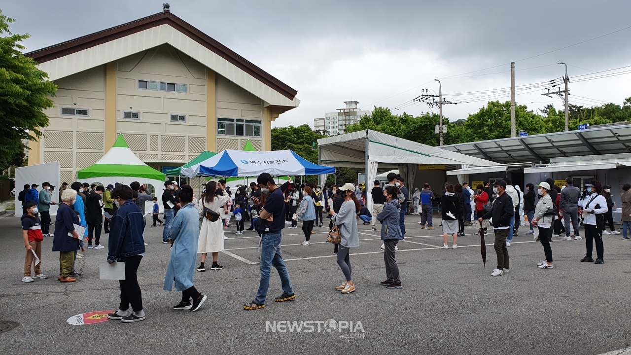 4일 오전 전남 여수시 보건소 주차장에 마련된 선별진료소를 찾은 시민들이 코로나19 검사를 받기위해 길게 줄을 서있다. (사진 = 여수시청 제공)