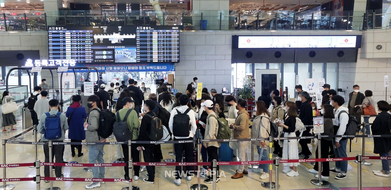 징검다리 연휴기간이자 어린이날을 하루 앞둔 4일 서울 강서구 김포국제공항 국내선 청사를 찾은 시민들이 탑승 수속을 밟기 위해 기다리고 있다.ⓒ뉴시스