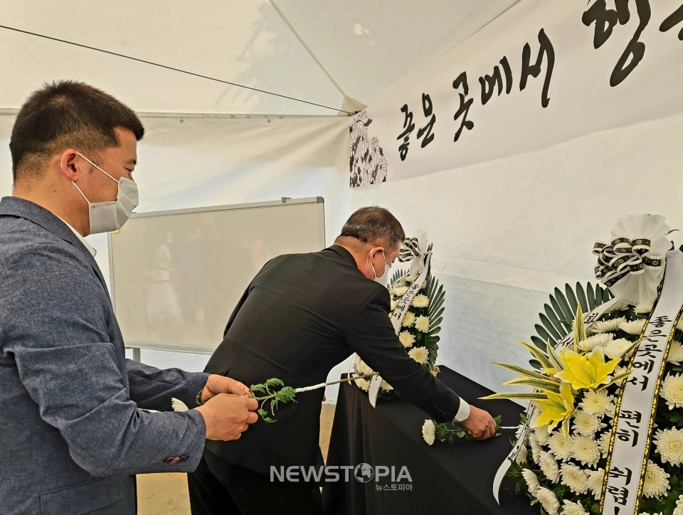 지난해 5일 오후 충남 천안시 환서초등학교에 여행용 가방에 갇혀 지난 3일 숨진 9살 초등학생을 위한 합동분양소가 마련된 가운데 교사들이 헌화하고 있다.ⓒ뉴시스