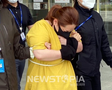 의붓아들을 여행용 가방에 가둬 의식불명 상태에 빠트린 혐의로 긴급체포 된 40대 여성이 지난해 3일 오후 영장실질심사를 받기 위해 대전지원 천안지원으로 향하고 있다.ⓒ뉴시스