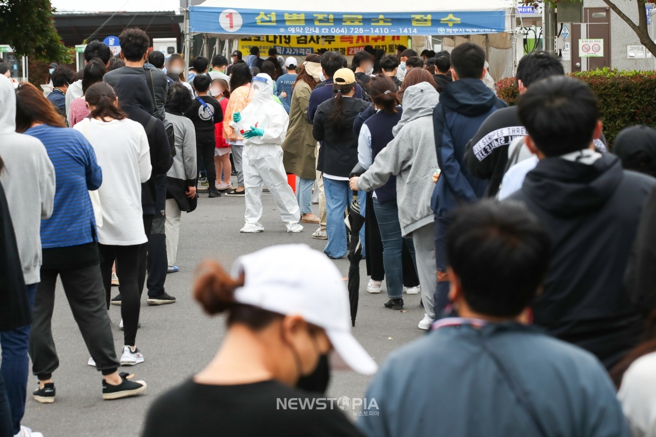 제주 지역 코로나19 하루 확진자가 20명대에 이르는 등 확산세가 이어지는 11일 오전 제주시보건소가 코로나19 검사를 받으려는 시민들의 발걸음으로 분주하다. 제주도 방역당국은 이날 확진자는 24명으로 올해 들어 가장 많은 숫자를 기록했다고 발표했다.ⓒ뉴시스