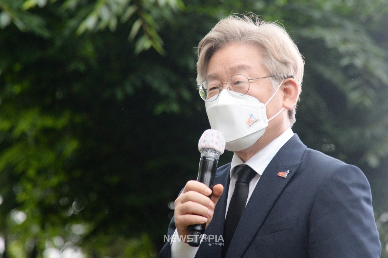 이재명 경기도지사가 17일 전북 전주시 전북대학교에서 열린 제41주년 5.18 민중항쟁 전북기념식 및 이세종 열사 추모식에 참석해 추모사를 하고 있다.ⓒ뉴시스