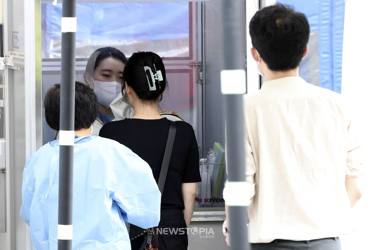 코로나19 신규 환진자가 538명 발생한 24일 서울 중구 국립중앙의료원 선별진료소에서 사람들이 코로나19 검사를 받고 있다. 평일 대비 검사량이 감소하는 주말 영향으로 확진자 수는 이틀째 500명대다. 600명대 초반이었던 지난주 같은 기간에 비해 줄었지만, 400명대 중후반이었던 4월 말~5월 초보다는 많다.ⓒ뉴시스