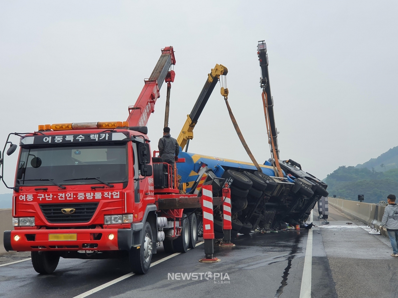 24일 새벽 3시 6분께 충남 보령시 청소면 신송리 서해안고속도로 상행선에서 염산을 실은 탱크로리가 넘어진 사고가 발생해 관계자들이 현장 수습을 하고 있다. (사진=보령소방서 제공)