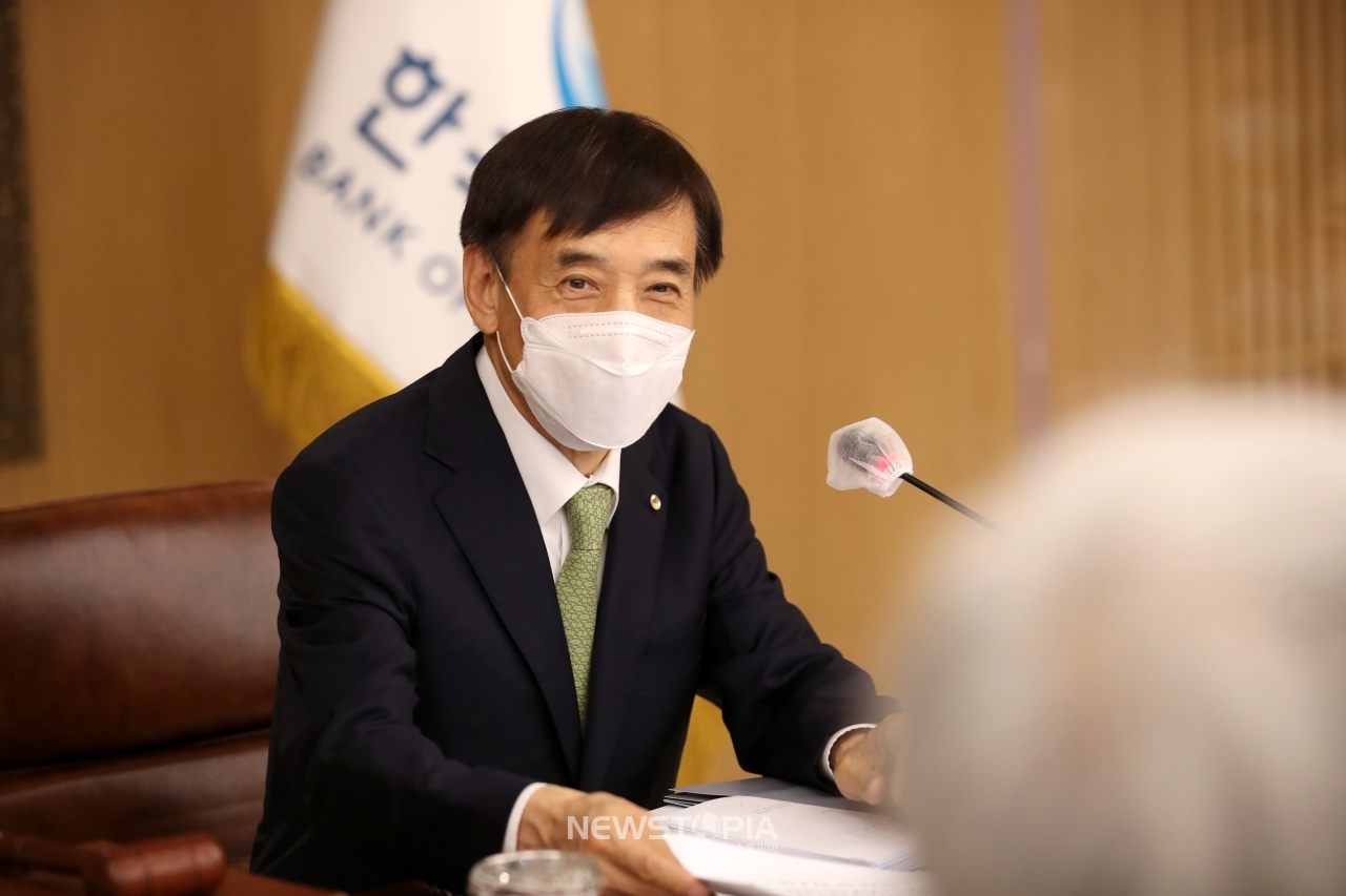 이주열 한국은행 총재가 27일 오전 서울 중구 한국은행에서 열린 금융통화위원회 본회의에서 회의를 주재하고 있다. (사진=한국은행 제공)