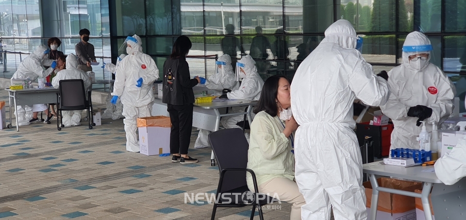 충남도청에서 28일 코로나19 첫 확진자가 발생한 가운데 확진자와 같은 사무실 근무 또는 동선이 겹치는 직원들이 선별진료소에서 진단검사를 받고 있다.ⓒ뉴시스