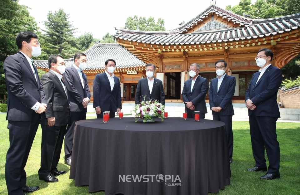 문재인 대통령이 2일 청와대 상춘재에서 4대 그룹 대표 초청 간담회에 앞서 환담하고 있다. 왼쪽부터 이호승 청와대 정책실장, 유영민 대통령비서실장, 구광모 LG그룹 회장, 최태원 SK그룹 회장, 문재인 대통령, 정의선 현대자동차그룹 회장. 김기남 삼성전자 부회장, 안일환 청와대 경제수석.ⓒ뉴시스