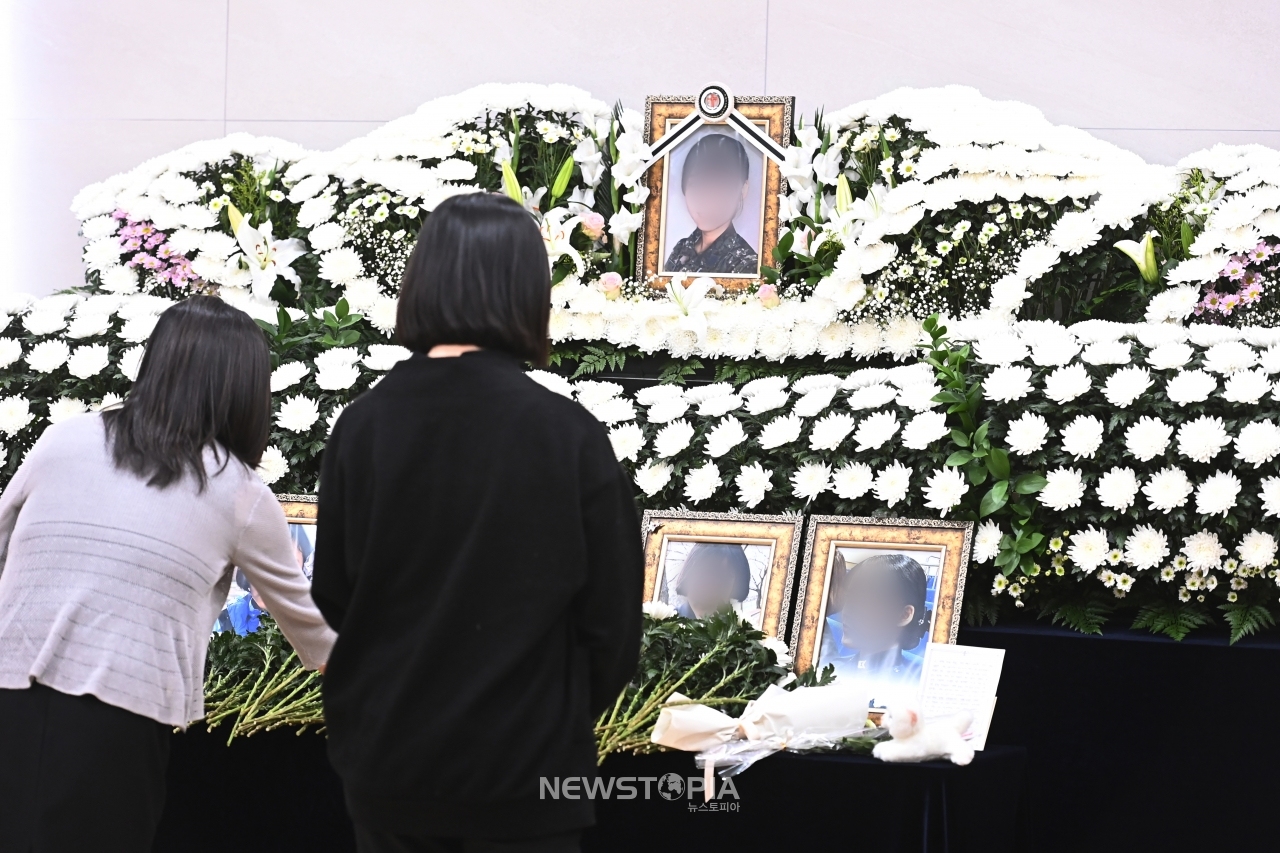 7일 오후 경기도 성남 국군수도병원에 마련된 고(故) 이모 중사의 분향소를 찾은 조문객들이 조문하고 있다 .ⓒ뉴시스