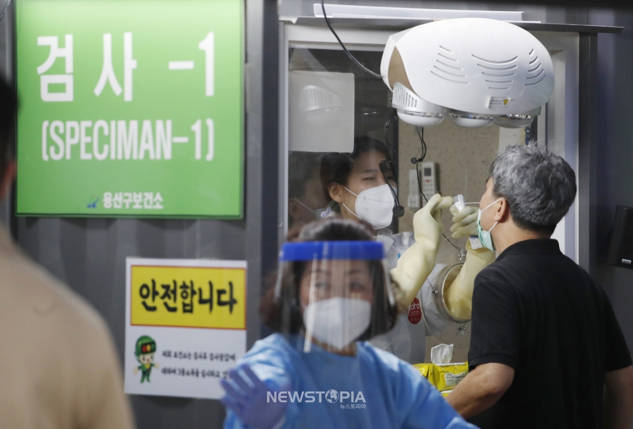0시 기준 국내 코로나19 신규확진자가 374명 발생한 15일 서울 용산구보건소 코로나19 선별진료소에서 시민들이 검사를 받고 있다. ⓒ뉴시스