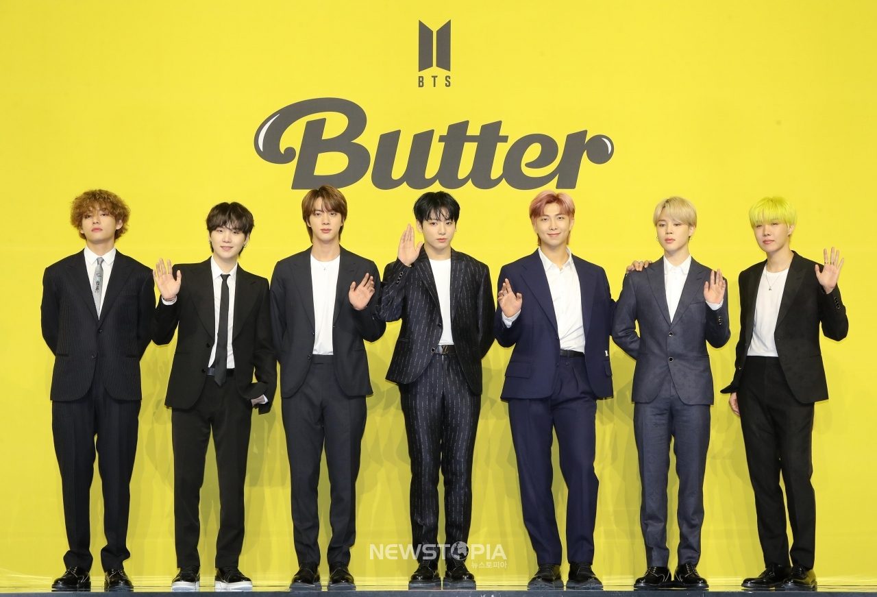 그룹 방탄소년단(BTS)의 뷔(왼쪽부터), 슈가, 진, 정국, RM, 지민, 제이홉이 21일 서울 송파구 올림픽공원 올림픽홀에서 열린 새 디지털 싱글 'Butter'(버터) 발매 기념 글로벌 기자간담회에 참석해 포즈를 취하고 있다. ⓒ뉴시스