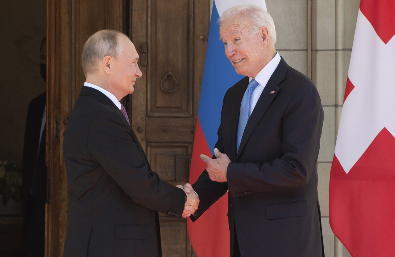 조 바이든(오른쪽) 미국 대통령과 블라디미르 푸틴 러시아 대통령이 16일(현지시간) 정상 회담이 열리는 스위스 제네바의 '빌라 라 그랑주'에 도착해 인사를 나누고 있다.ⓒap