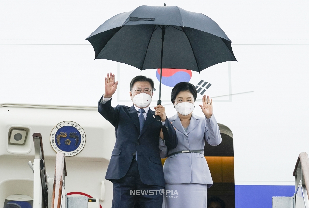 영국 G7 정상회의와 오스트리아, 스페인 국빈 방문을 마친 문재인 대통령과 김정숙 여사가 18일 경기도 성남시 서울공항에 도착, 전용기에서 내리며 손을 흔들고 있다.ⓒ뉴시스