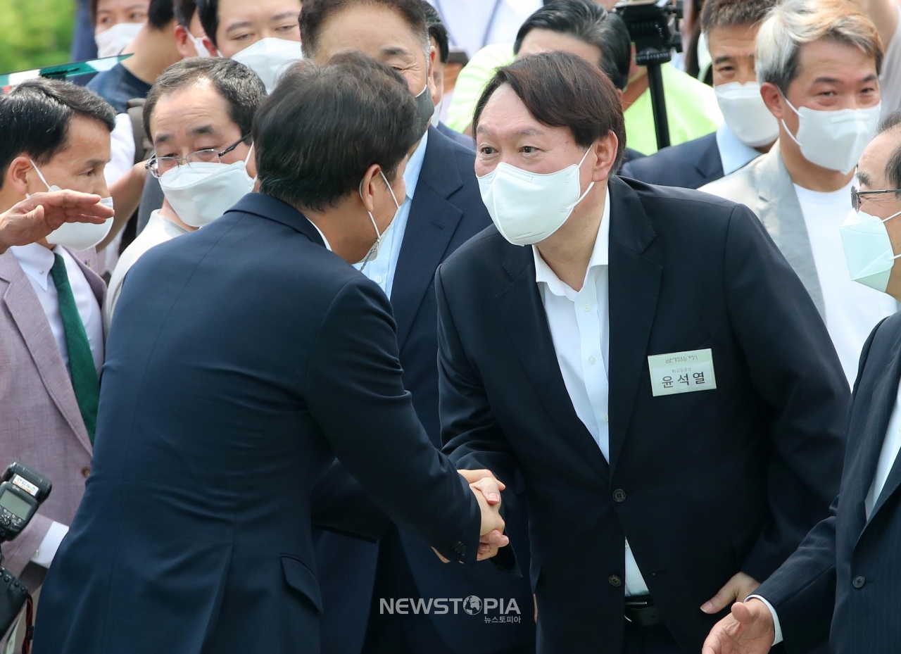 윤석열 전 검찰총장이 지난9일 서울 중구 남산예장공원에서 열린 독립운동가 우당 이회영 선생 기념관 개관식에 참석해 오세훈 서울시장과 인사를 나누고 있다.ⓒ뉴시스