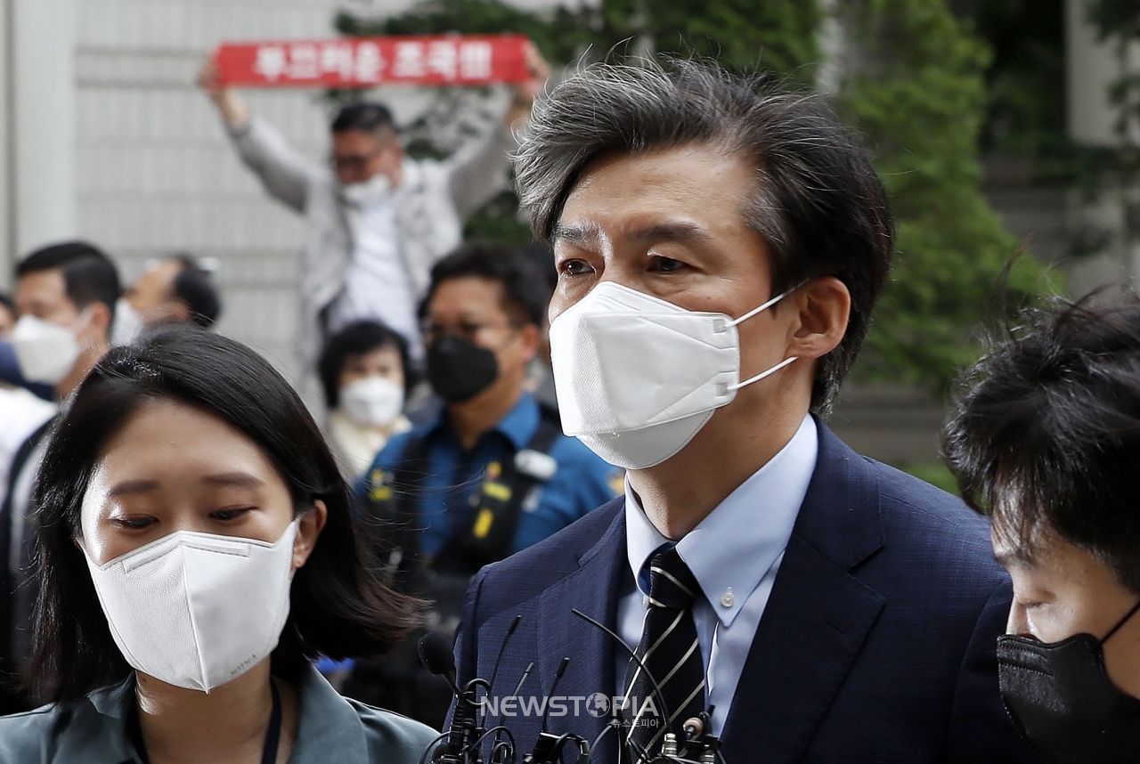 조국 전 법무부 장관이 11일 오전 서울 서초구 서울중앙지법원에서 열리는 '입시비리 및 감찰무마' 관련 10차 공판에 출석하고 있다.ⓒ뉴시스