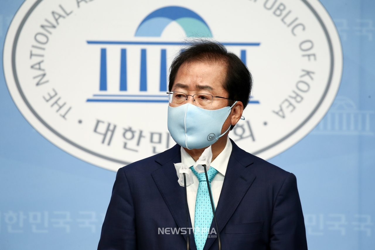 1년 3개월만에 국민의힘 복당이 결정된 홍준표 의원이 24일 서울 여의도 국회 소통관에서 기자회견을 하고 있다.ⓒ뉴시스