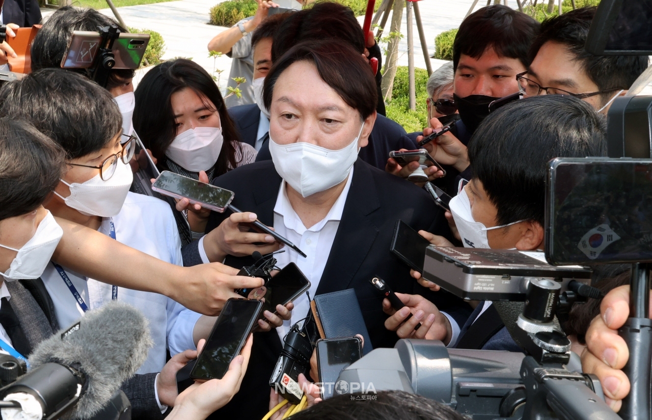 윤석열 전 검찰총장이 9일 서울 남산예장공원에 문을 연 우당 이회영 기념관 개장식에 참석해 취재진 질문에 답하고 있다. ⓒ뉴시스