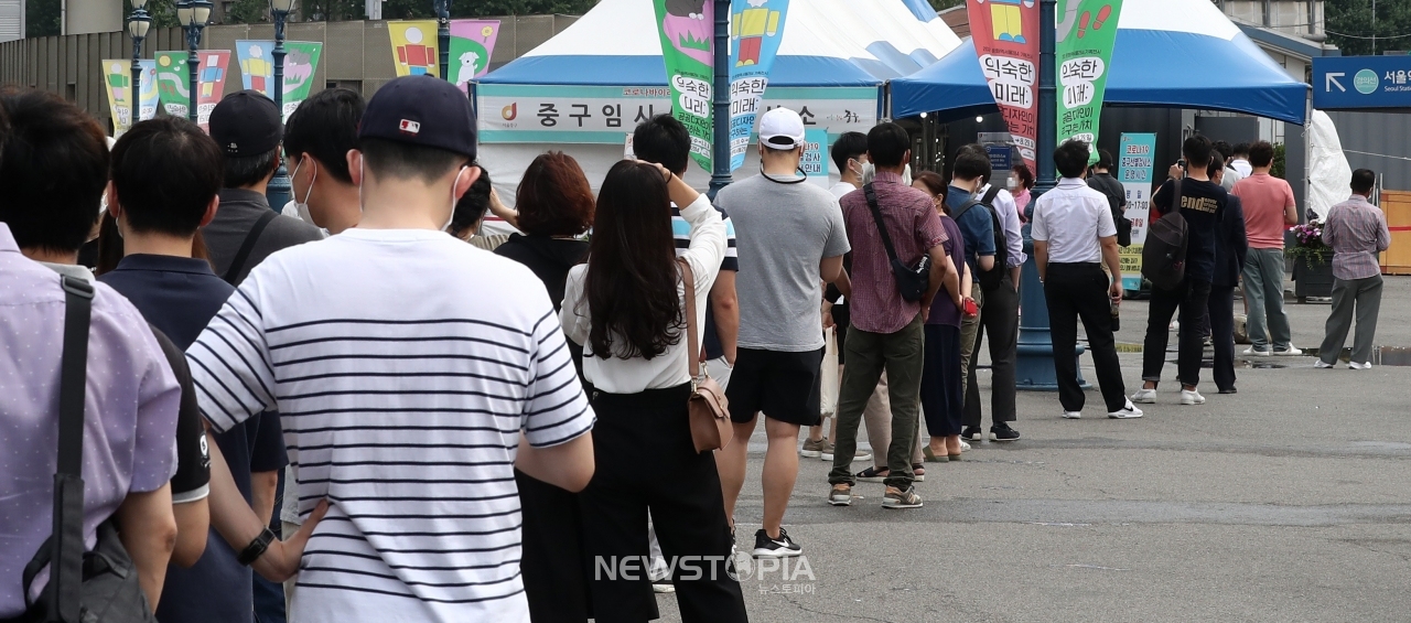 코로나19 신규 확진자가 1200명을 넘어선 7일 오전 서울 중구 서울역광장에 마련된 코로나19 임시선별검사소에서 시민들이 검사를 받기 위해 줄지어 서 있다. ⓒ뉴시스