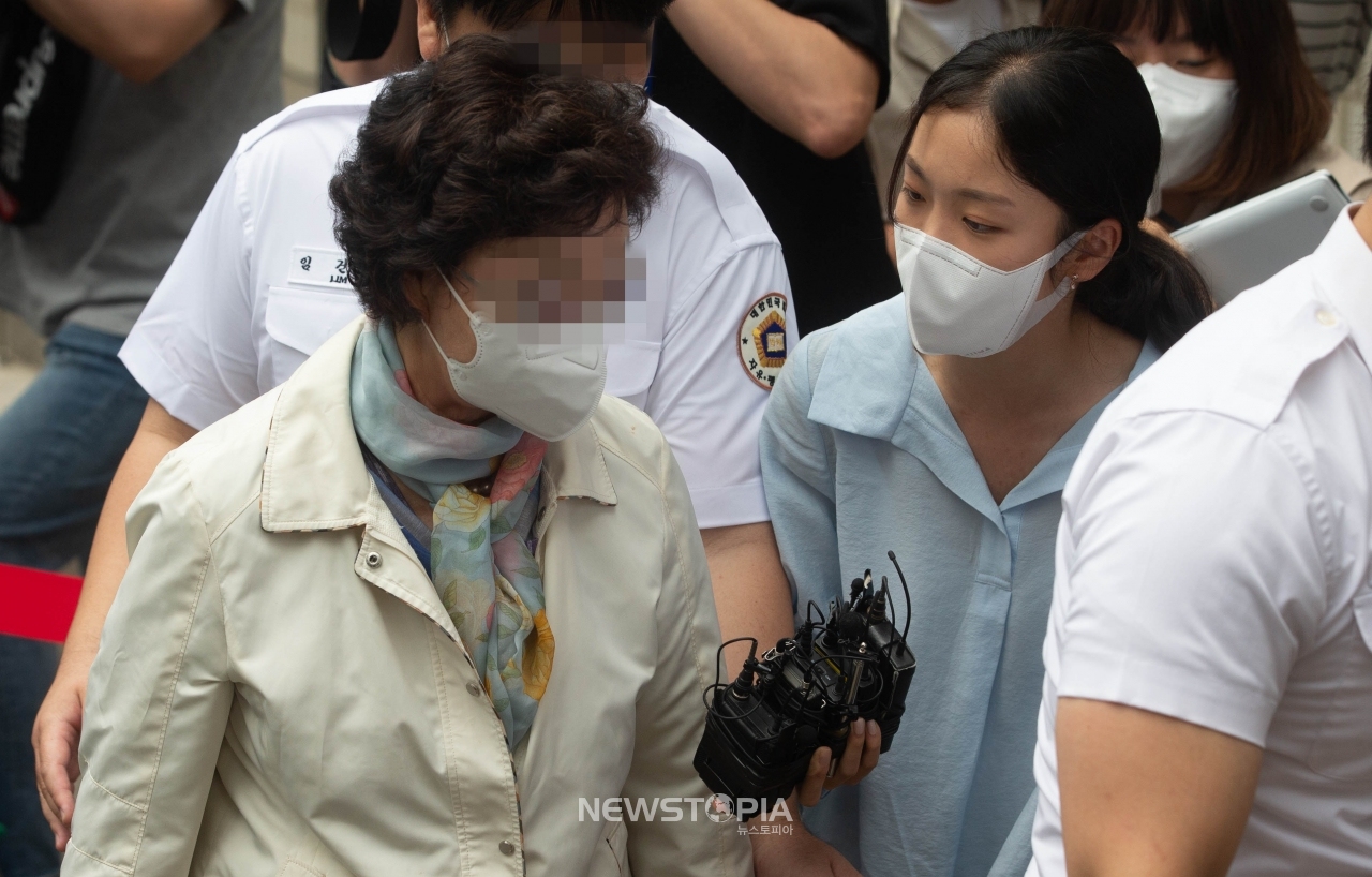 불법 요양병원을 운영하면서 수십억 원대 요양급여를 부정수급 한 혐의로 기소된 윤석열 전 검찰총장의 장모 최 모씨가 2일 오전 의정부지방법원에서 열리는 1심 선고공판에 출석하고 있다. ⓒ뉴시스