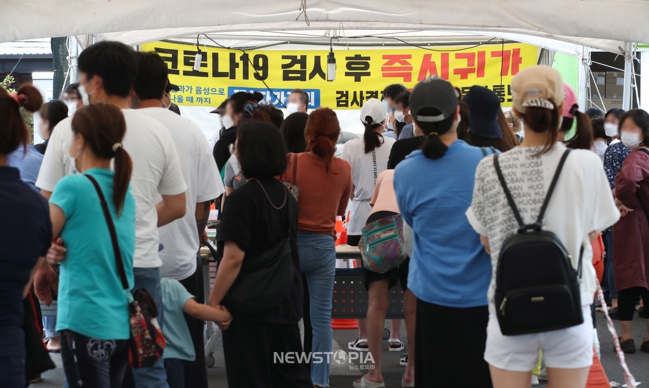 코로나19 확진자가 이틀 연속 두 자릿수가 넘는 등 확산세가 이어지는 8일 오후 제주시 연삼로에 위치한 제주시보건소 선별진료소에 검체 검사를 기다리는 시민들의 줄이 길게 늘어서 있다. 도 방역당국에 따르면 코로나19 유행 확산을 가늠하는 지표인 도내 주간 감염재생산지수는 이날 기준 2.41로 조사됐다. ⓒ뉴시스