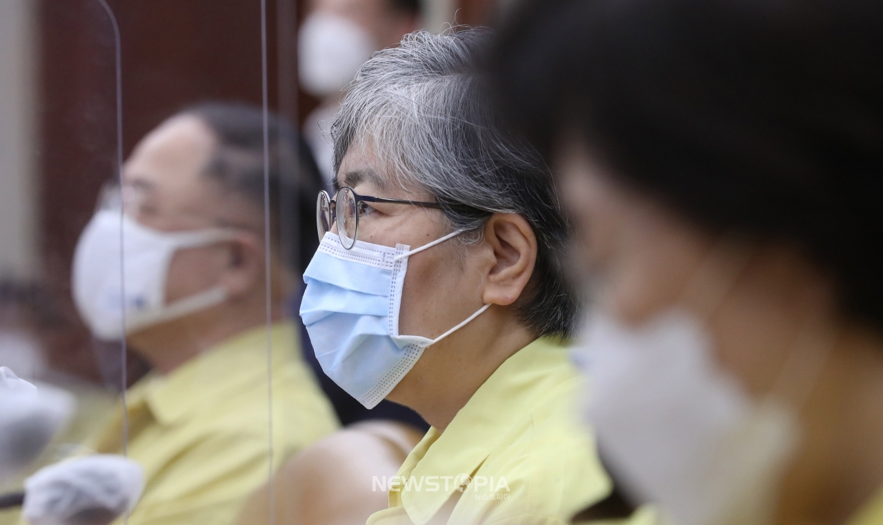 정은경 질병관리청장 7일 오전 서울 종로구 정부서울청사에서 열린 코로나19 대응 중앙재난안전대책본부(중대본) 회의에 참석해 김부겸 총리의 발언을 듣고 있다. ⓒ뉴시스