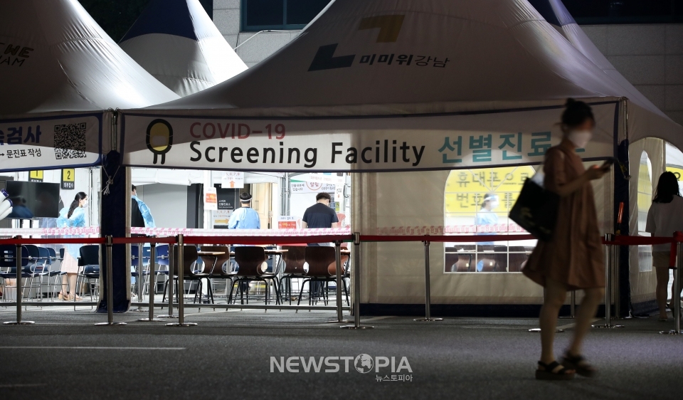 8일 오후 서울 강남구보건소에 설치된 선별진료소에서 의료진들이 분주히 움직이고 있다. 방역당국과 서울시 등 각 지방자치단체에 따르면 이날 0시부터 오후 6시까지 전국에서 새로 양성 판정을 받은 코로나19 확진자는 총 1,039명으로 집계됐다.ⓒ뉴시스