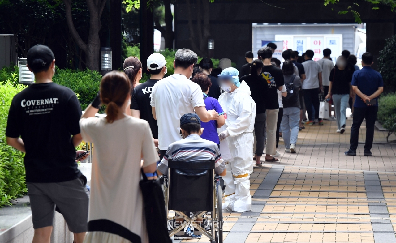 부산지역에 코로나19 확진자 발생이 급증하고 있는 가운데 12일 오전 동래구보건소 선별진료소를 찾은 시민들이 진단검사를 받기 위해 길게 줄을 선 채 자신의 차례를 기다리고 있다.ⓒ뉴시스